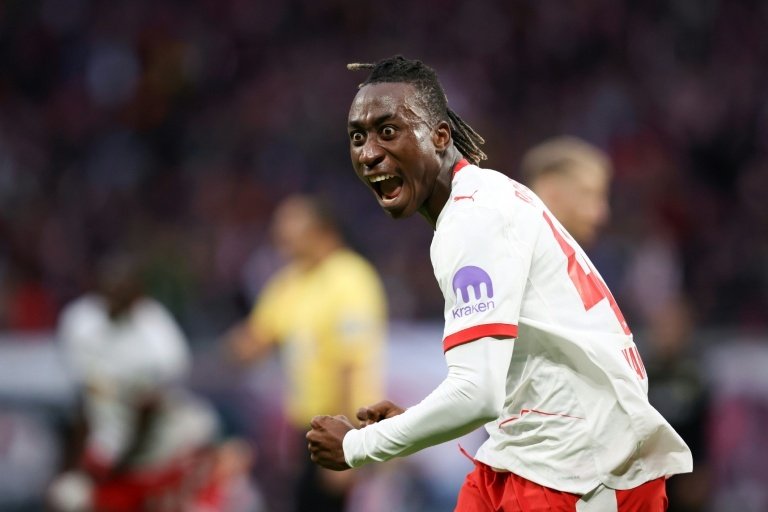 Il giovanissimo attaccante del Lipsia, Yan Diomande, ha segnato un gol e propiziato un altro nella vittoria casalinga per 3-1 contro lo Stuttgart, portando la sua squadra a soli due punti dal Bayern Monaco.