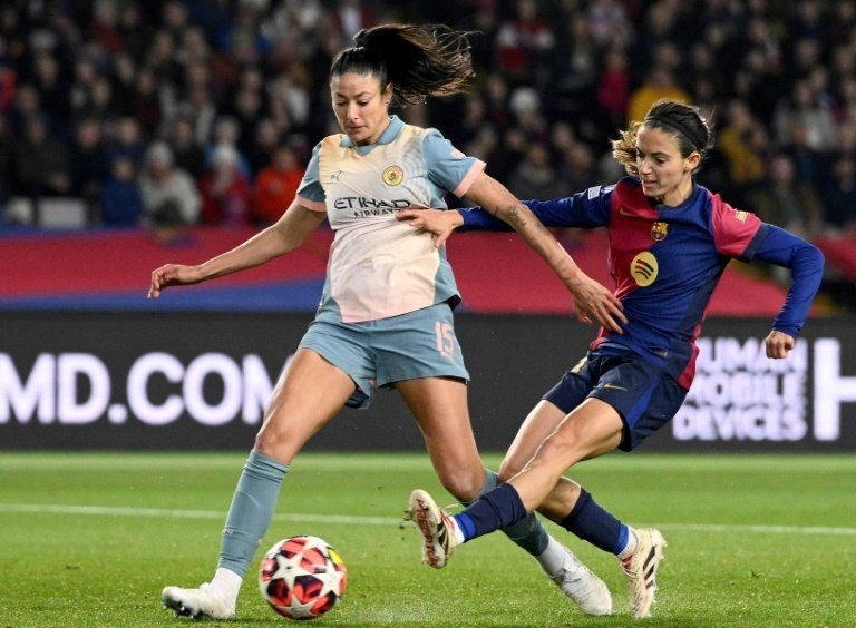 Holders Barcelona beat Manchester City 3-0 in the Women's Champions League on Wednesday to pip their opponents to top spot in their group.