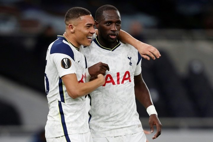 Troubled Spurs cruise into Europa League last 16