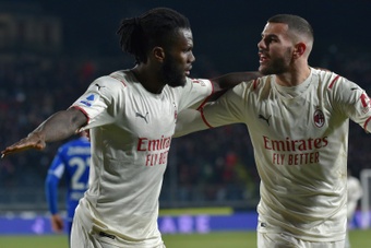 Milan keep tempo with leaders Inter, Napoli shocked by means of Spezia