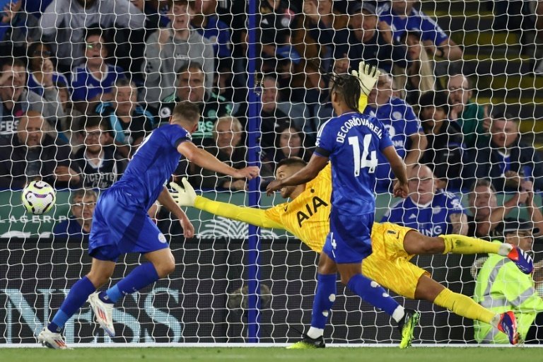 Leicester's Jamie Vardy (L) headed his side's equaliser against Tottenham. AFP