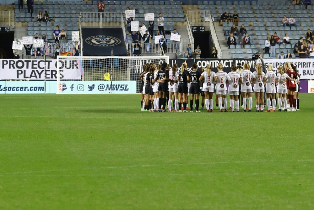NWSL players halt play in 'solidarity' moment
