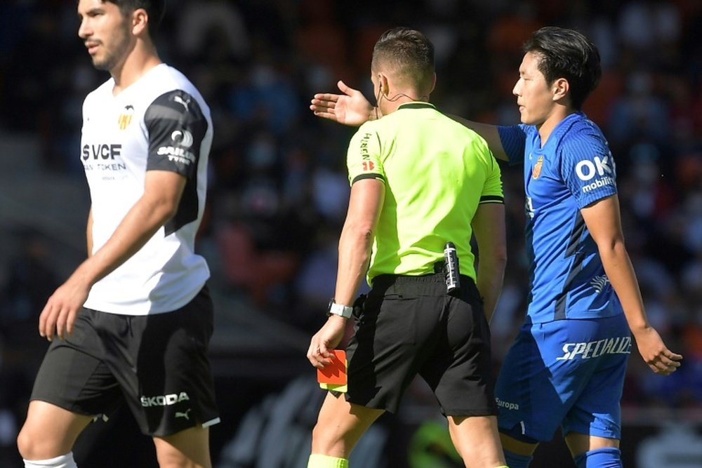 Kang-in Lee (R) was sent off for Mallorca versus his old club Valencia. AFP