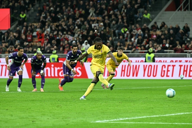 La doppietta di Leão lancia il Milan in vetta alla Serie A, battuta la Fiorentina