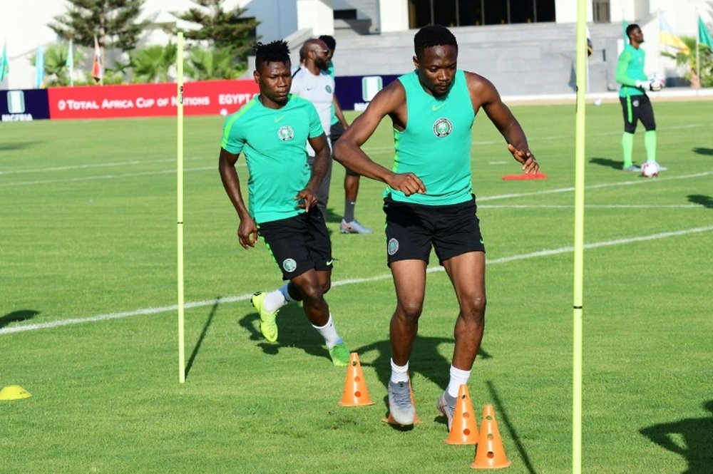 Kalu (L) collapsed in training due to the heat and a heart muscle failure. AFP