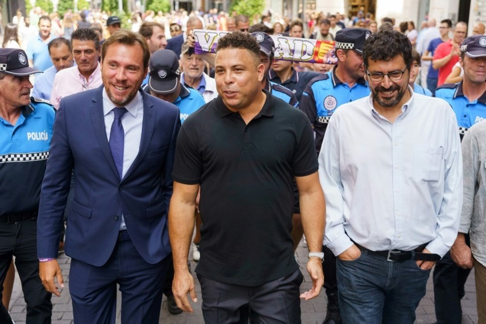 Ronaldo takes a tour of Valladolid with city mayor Oscar Puente (L) in September. AFP
