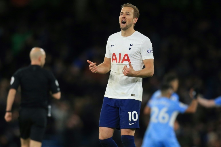 ï»¿Kane scores two times as Spurs beat Man City to blow title race open