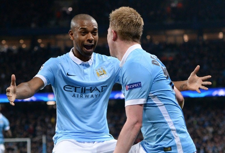 Manchester Citys midfielder Kevin De Bruyne (R) celebrates with midfielder Fernandinho
