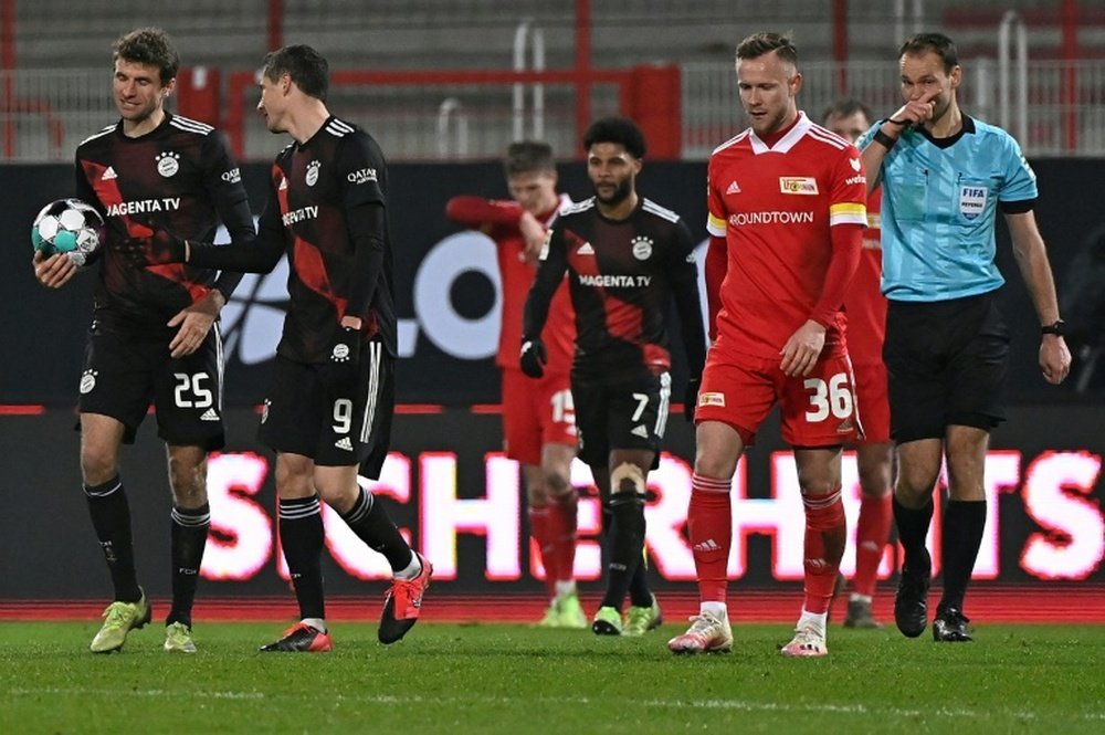 Robert Lewandowski (2L) rescued a point for Bayern at Union Berlin. AFP