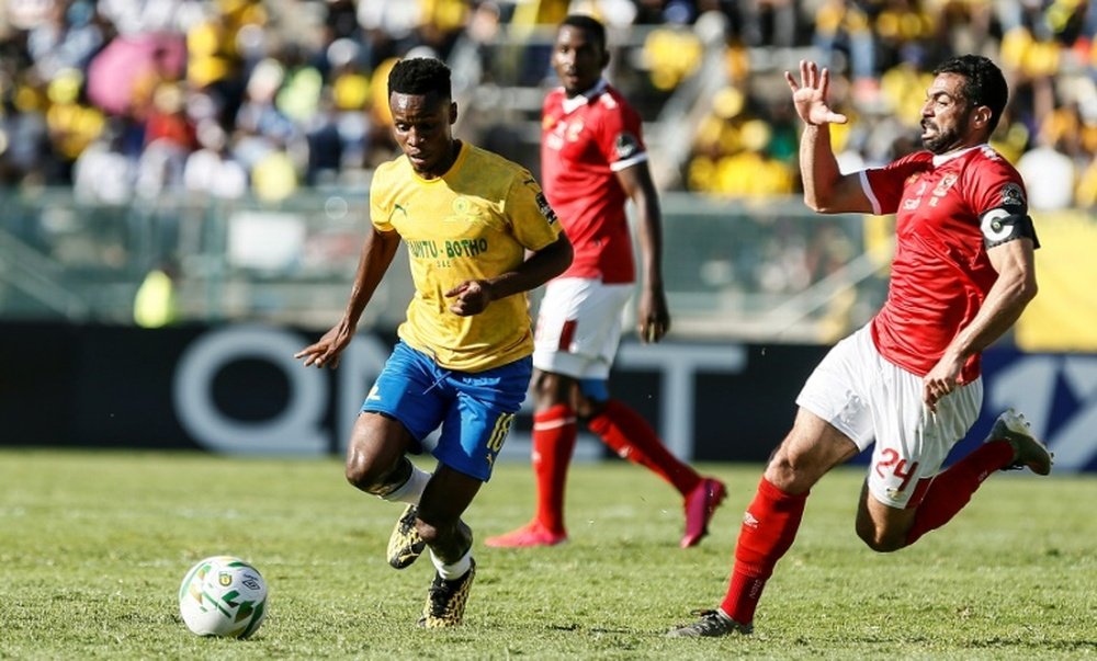 Themba Zwane (L) scored in Mamelodi Sundown's 1-5 win. AFP
