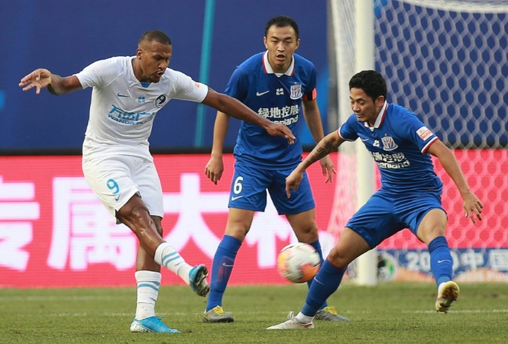 Dalian Pro got a last gasp equaliser in the CSL thanks to Salomon Rondon (L). AFP