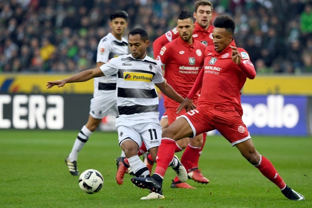 Moenchengladbachs Raffael and Mainz French midfielder Jean Philippe Gbamin vie for the ball. AFP