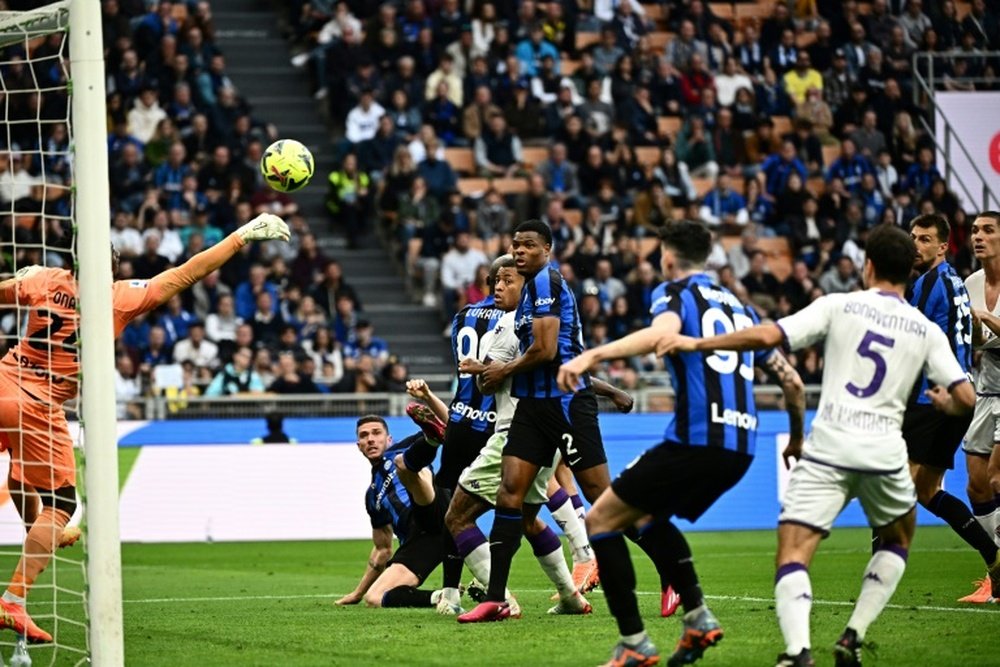 Bonaventura (R) scored the only goal for Fiorentina at Inter. AFP