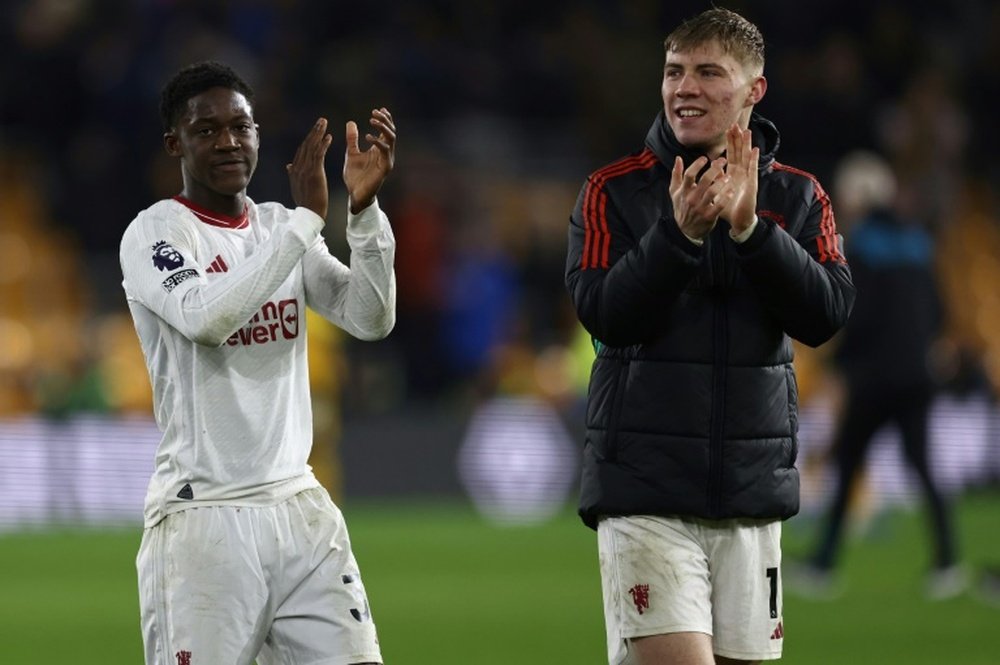 Mainoo (L) scored the dramatic winner in Manchester United's 4-3 win at Wolves. AFP