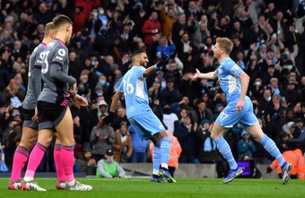 Manchester City's Kevin De Bruyne celebrates scoring against Leicester. AFP