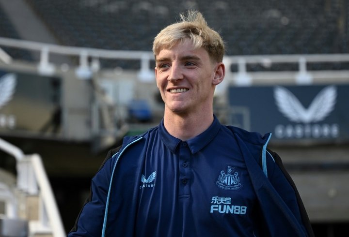 Newcastle coach Howe weighing up Gordon role against Everton