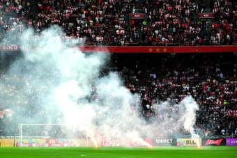 The Dutch 'Klassieker' between bitter rivals Ajax and Feyenoord was abandoned Sunday after several flares were thrown on the pitch, with Feyenoord 3-0 ahead ten minutes into the second half.