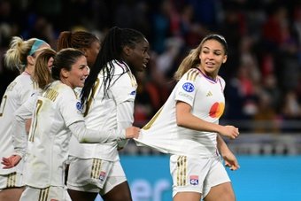 Lyon progressed to the semi-finals of the Women's Champions League on Wednesday after brushing aside Benfica 4-1 courtesy of a brace from Delphine Cascarino and a Kadidiatou Diani strike.