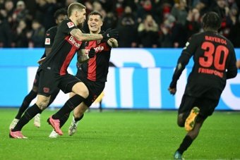 A long-range shot from Robert Andrich took Bundesliga leaders Bayer Leverkusen to a 2-1 home win against Mainz on Friday, setting a new German record of 33 games unbeaten.