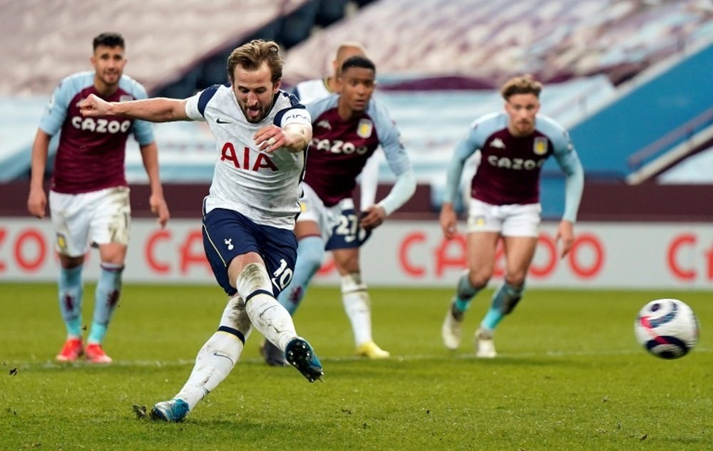 Harry Kane (2L) scored a penalty as Tottenham beat Villa. AFP