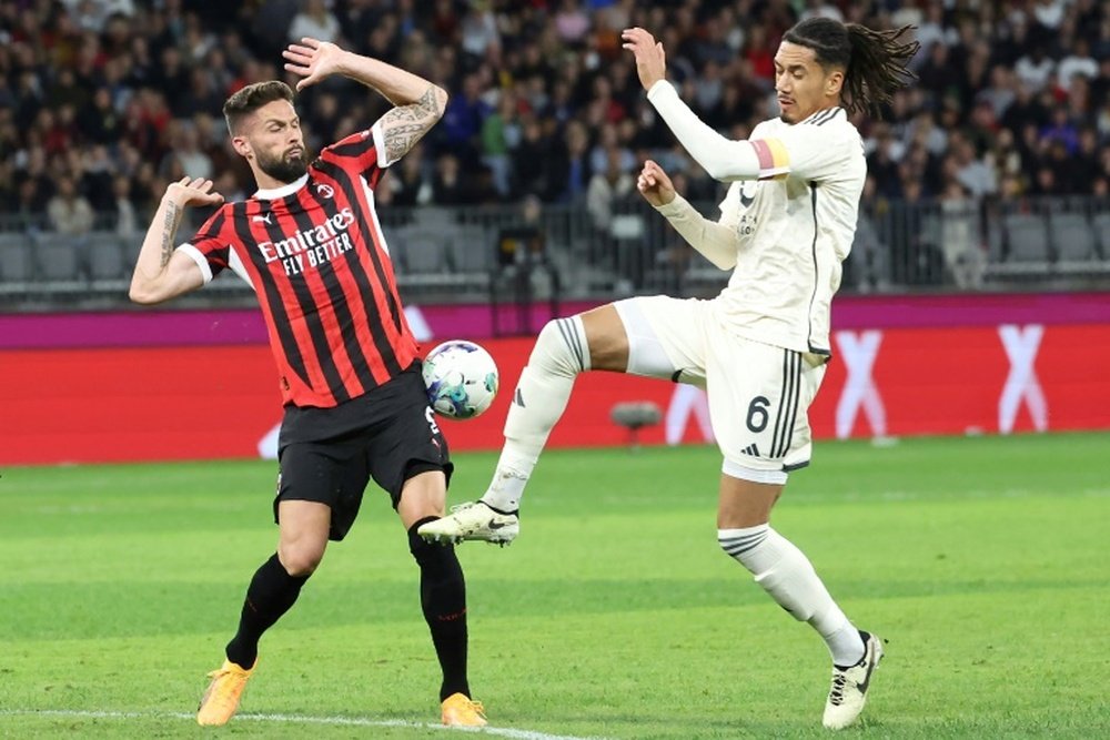 Olivier Giroud (L) battled with Roma's Chris Smalling during Milan's 5-2 defeat in Perth. AFP