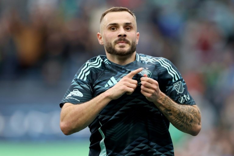 Morris hits milestone as stylish Sounders demolish LAFC