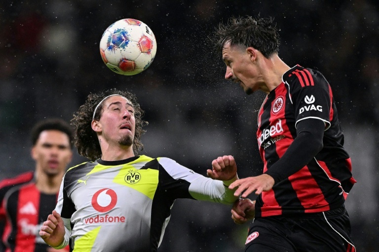 Freiburg beat 10-man Hamburg to climb to eighth in the Bundesliga