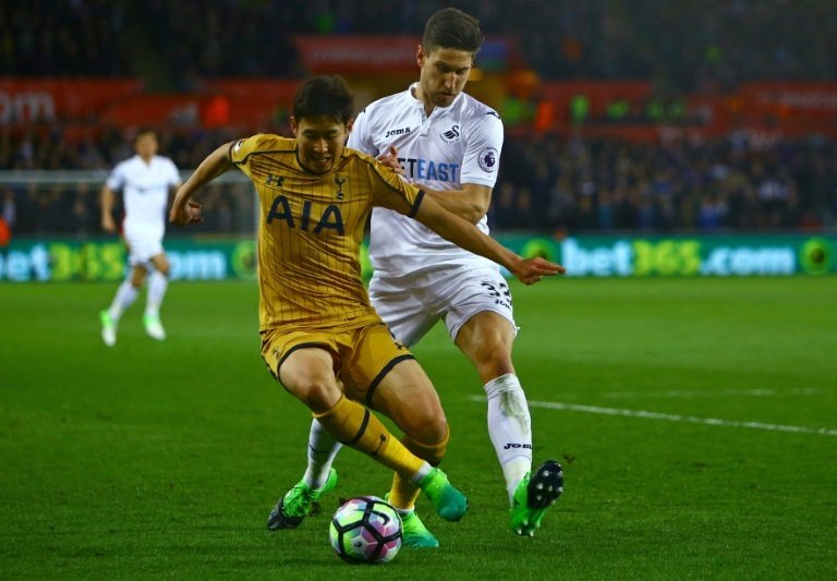 Spurs' thrilling fightback keeps title hopes alive