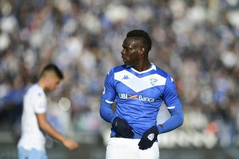 Balotelli receives quickfire red card after ref rant. AFP