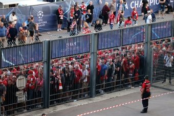 A overwhelm, teargas and chaos before Champions League final