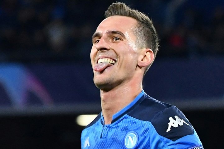 Milik treble puts Napoli through to Champions League last 16