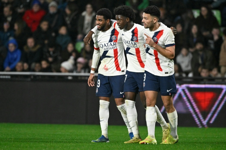 Teenage pair Ndjantou and Mbaye star as PSG beat Metz to go top