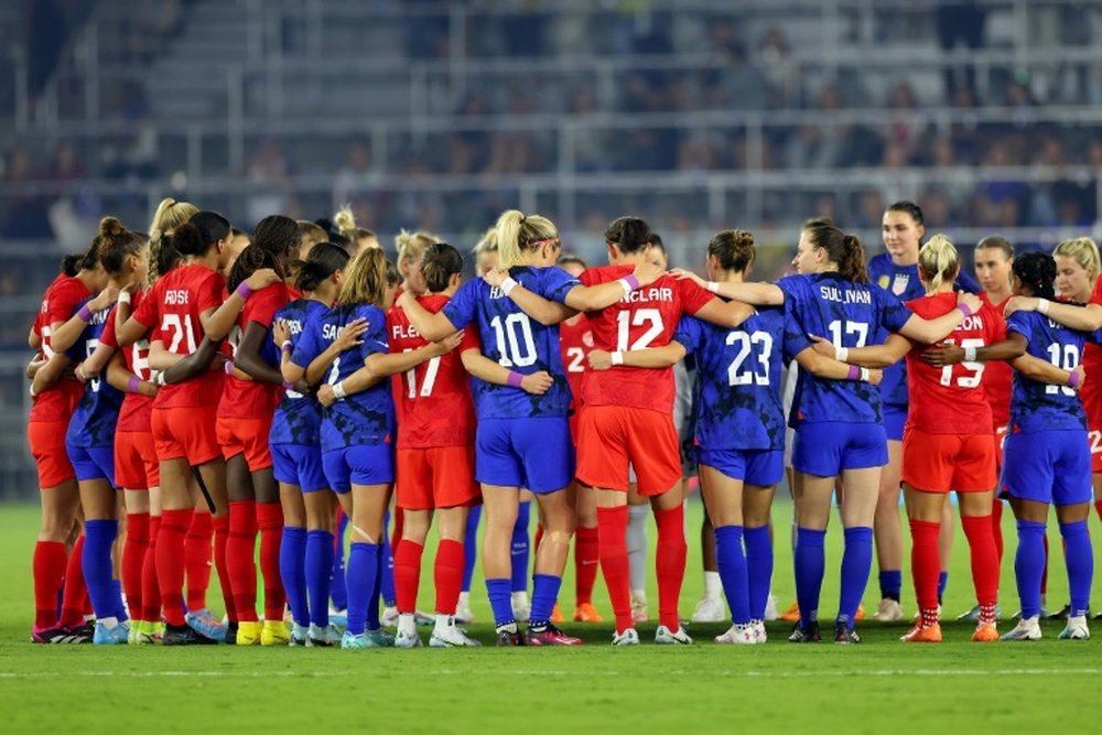 USA showed solidarity with Canada's players before kick-off. AFP
