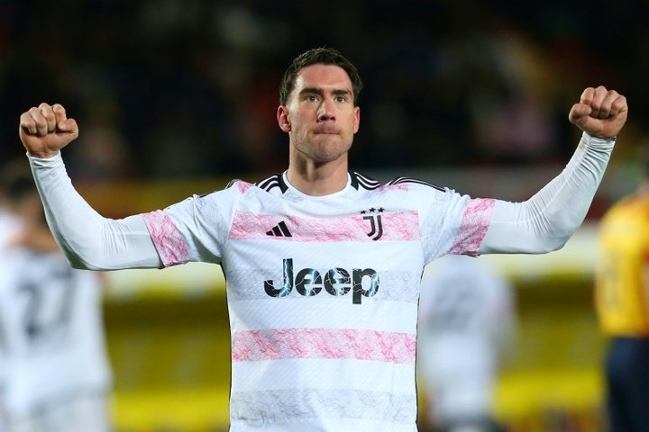 Vlahovic brace lifts Juventus to top of Serie A