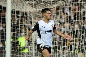 Valencia peg again Athletic to go away semi within the stability