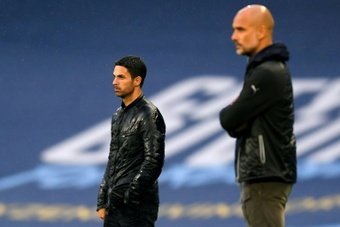 Arsenal coach Mikel Arteta (L) is aiming to dethrone Guardiola's Manchester City. AFP
