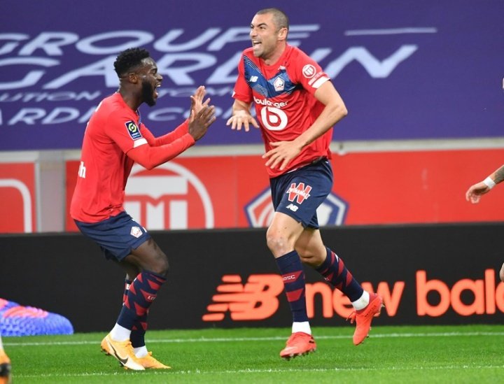 Lille thrash nine-man Lens to go top