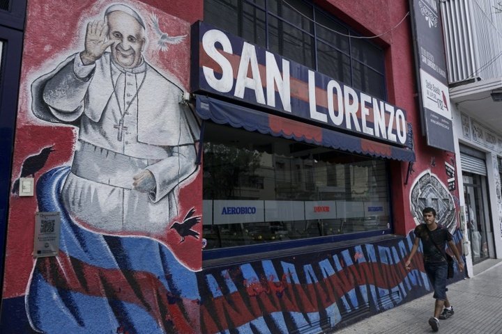 San Lorenzo fan Pope Francis becomes Boca Juniors member