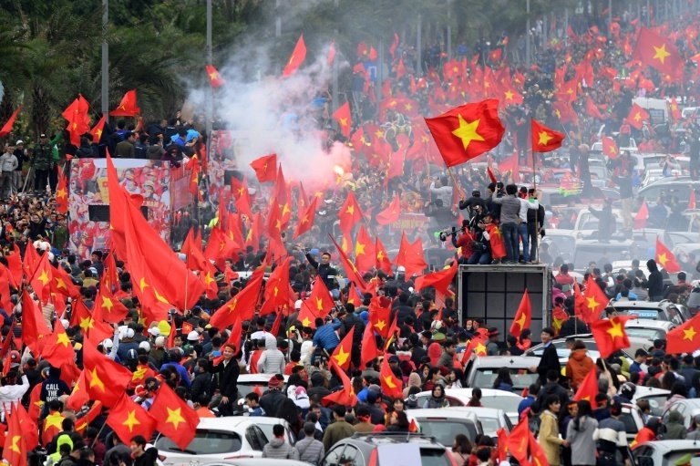 Crowds welcome Vietnam's young footballers home