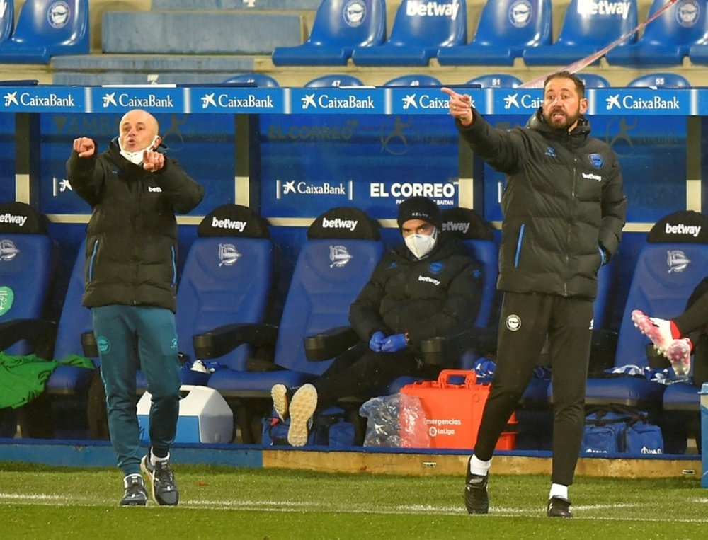 Pablo Machin (R) has been sacked by Alaves. AFP