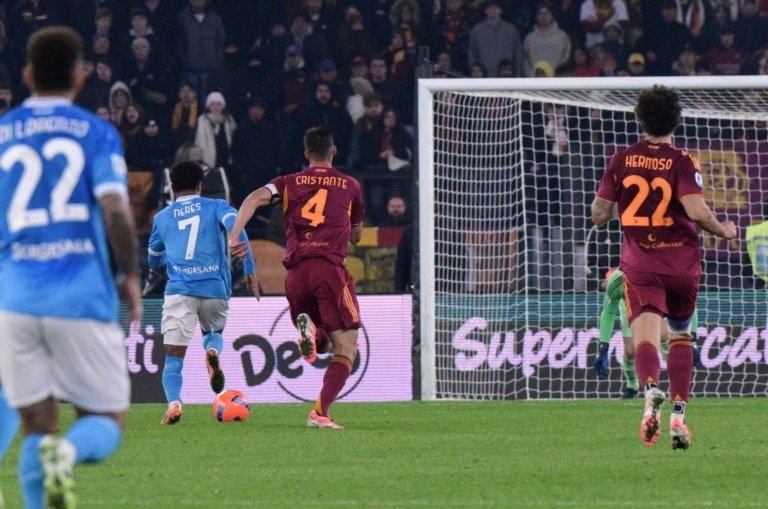 Com gol de David Neres, Napoli vence a Roma e divide liderança com o Milan