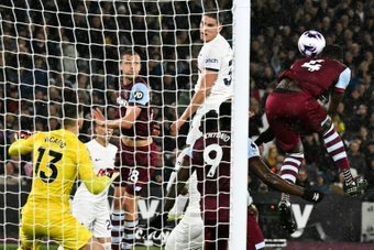 Tottenham missed the chance to move into the Premier League's top four after a 1-1 draw at West Ham, while Newcastle were also held 1-1 by Everton on Tuesday.