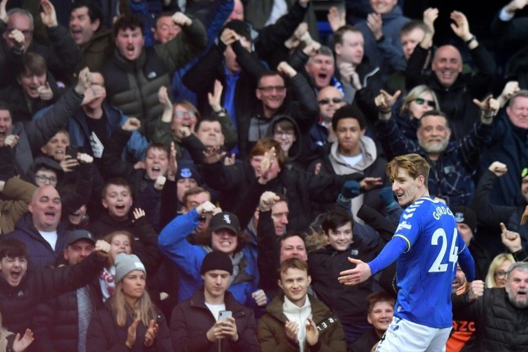 ï»¿Everton defeat misfiring Man Utd to boost survival hopes