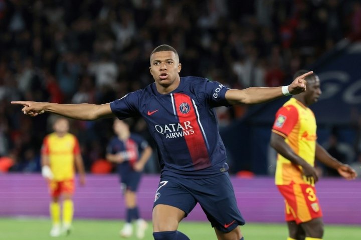 Mbappe dominates on home return as PSG outshine Lens