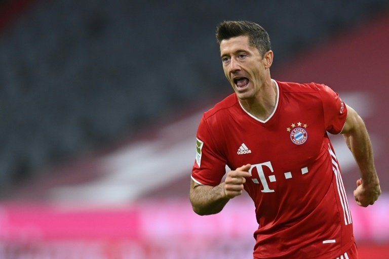 Lewandowski hits four as jaded Bayern win seven-goal thriller with Hertha