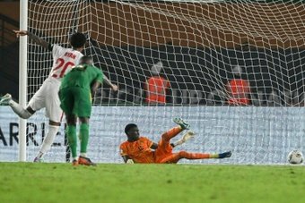 Cape Verde won an Africa Cup of Nations knockout tie for the first time in their history on Monday as a late Ryan Mendes penalty gave them a 1-0 victory over Mauritania in the last 16.