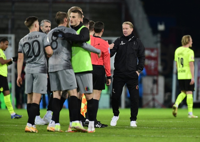ï»¿Bitter competitors St Pauli, Hamburg face off, buoyed with the aid of cup upsets
