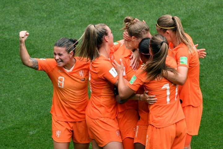 Netherlands see off Cameroon to clinch last 16 berth at World Cup