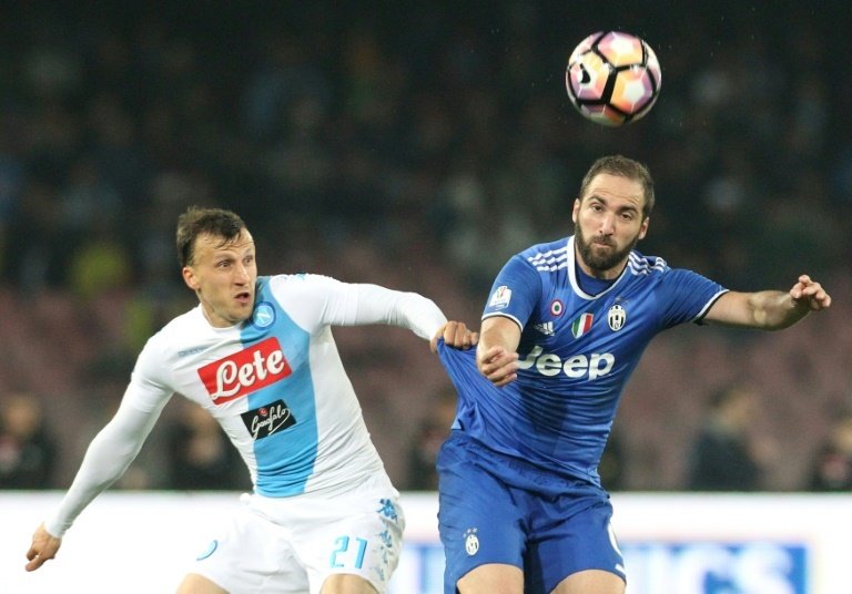 Juventus forward Gonzalo Higuain (R)