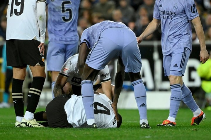 Valencia's Diakhaby undergoes surgery on serious knee injury